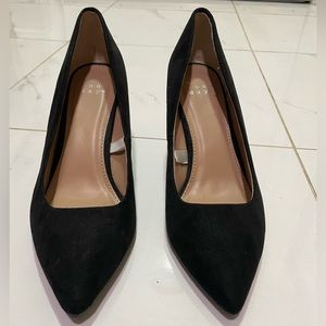 Black heels pumps pointy toe stylish trendy classy chic great condition size 6.5